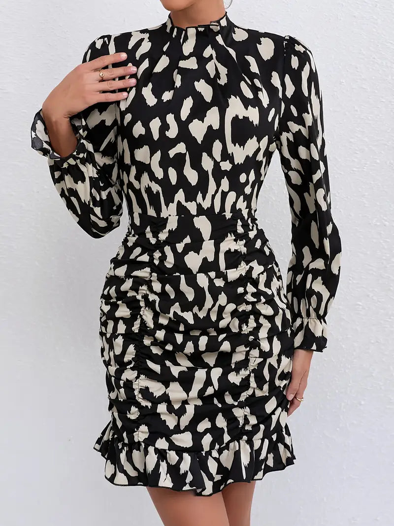 Sukienka z falbanką i marszczeniem w panterkę