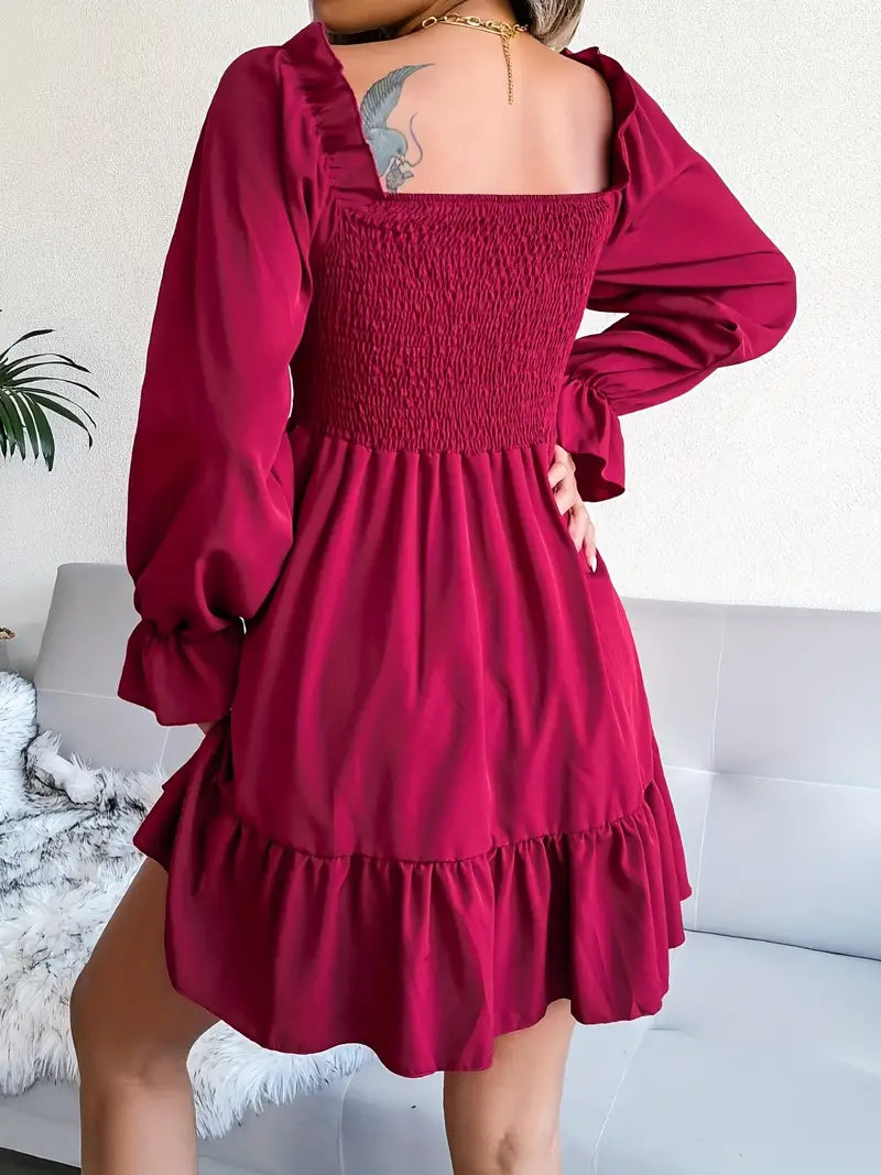 Krótka bordowa sukienka z marszczeniem i falbaną