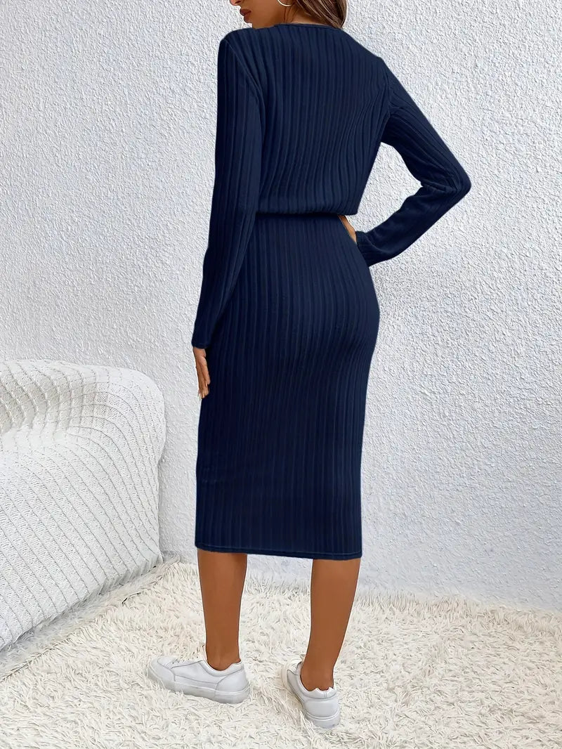 Granatowa prążkowana sukienka midi z długim rękawem