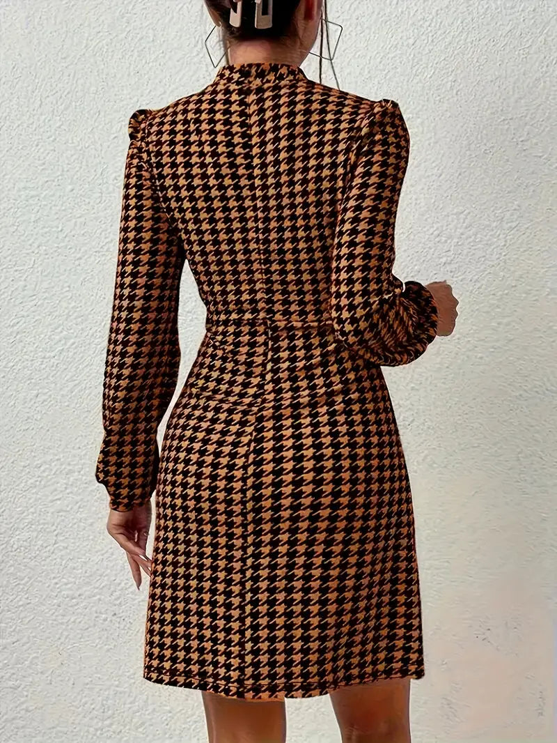 Dopasowana brązowo-czarna sukienka w pepitkę z długim rękawem