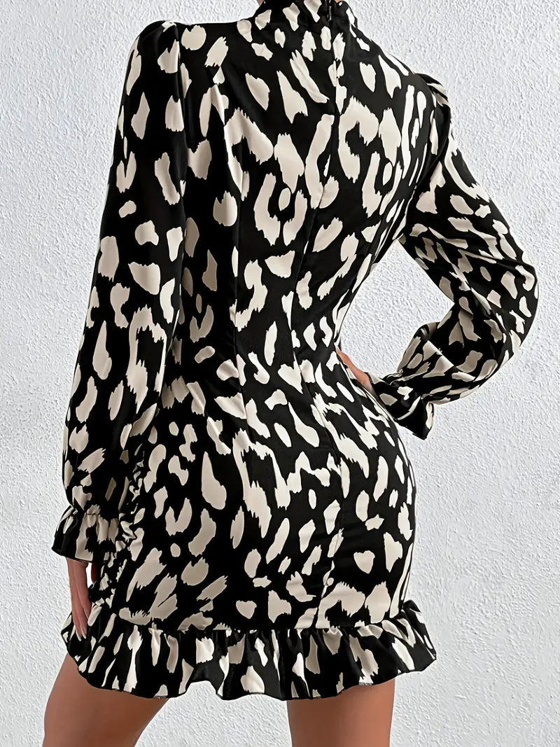 Sukienka z falbanką i marszczeniem w panterkę