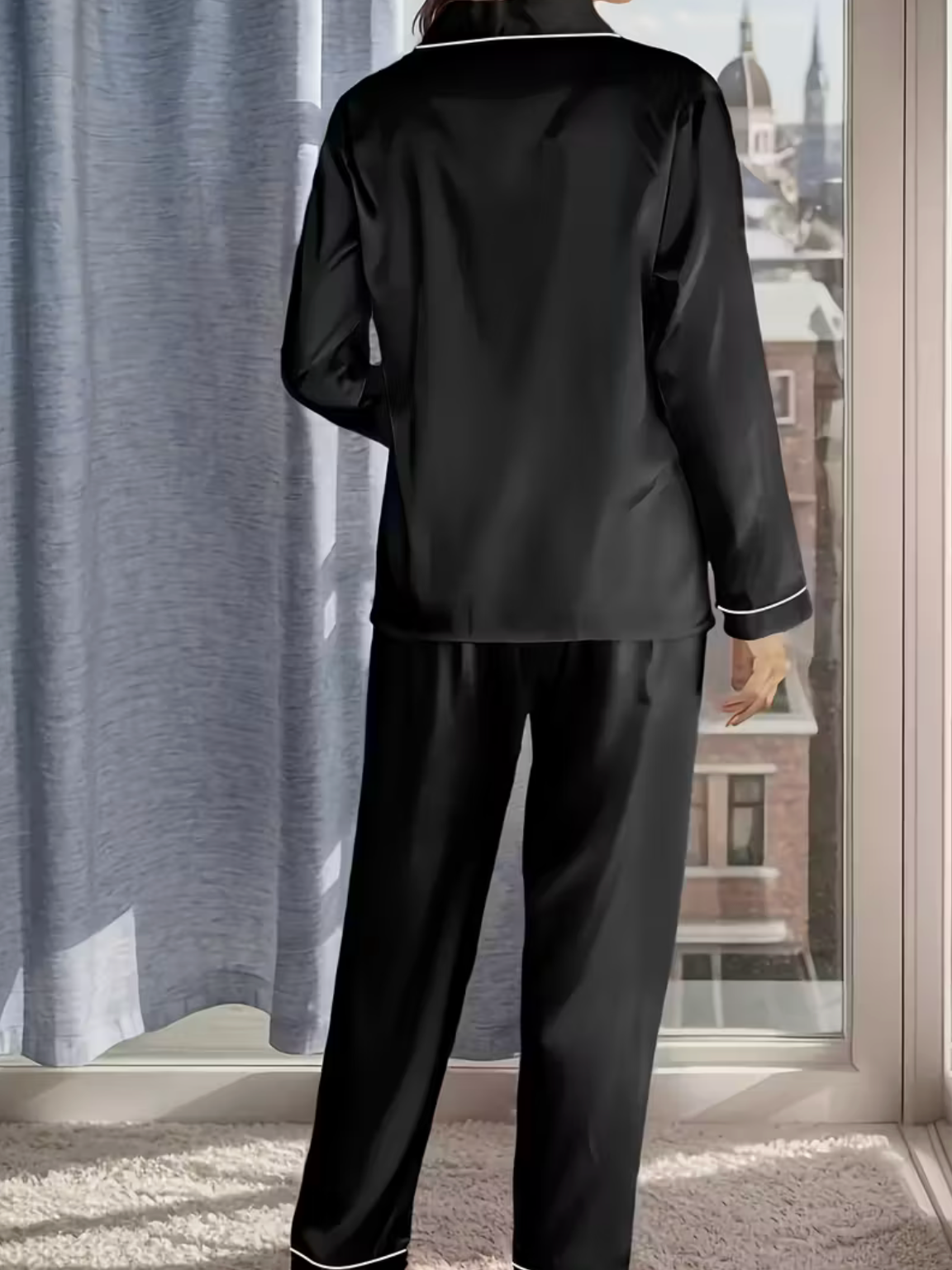 Piżamka satynowa w kolorze czarnym z białą lamówką