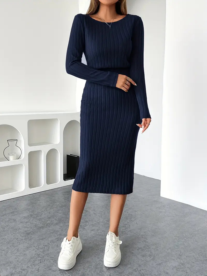 Granatowa prążkowana sukienka midi z długim rękawem