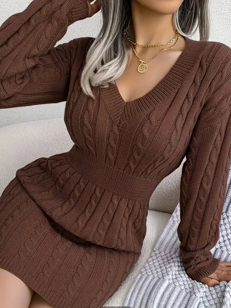 Brązowa dzianinowa sukienka z warkoczowym splotem i dekoltem v